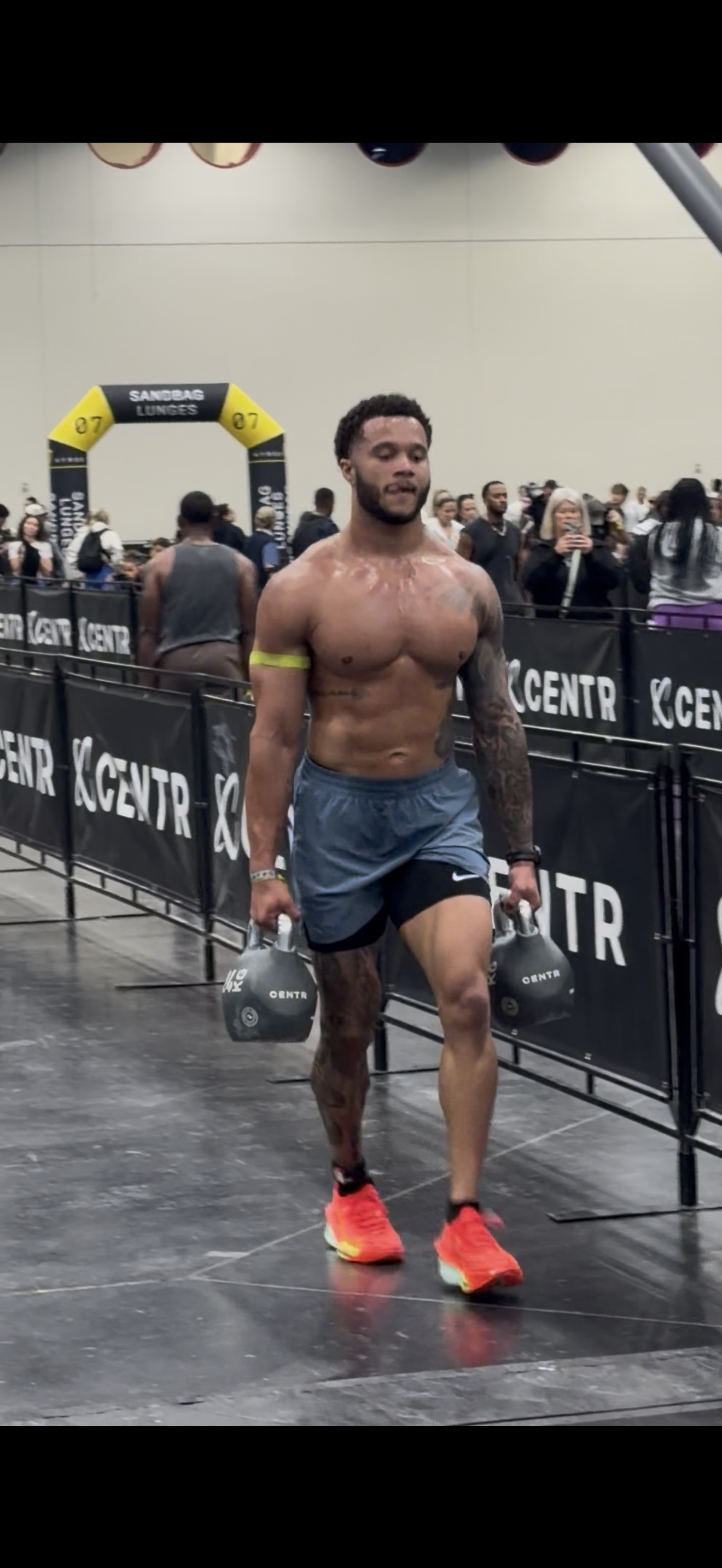 Kiante Northington carrying kettlebells at a HYROX competition
